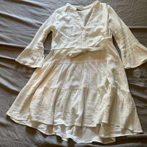 Fin sommarklänning  - Hej! Säljer min klänning från Only, den är i storlek S. Den har en jätte fin passform, den kostade 599 i butik men jag säljer den för 299. Den har endast används 2 gånger och säljer den för jag inte använder den. Hör av dig vid frågor/ mm🫶🏻