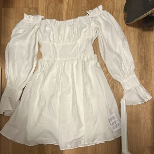 studentklänning - Oanvänd studentklänning från asos. bra material o relativt tjockt. lappen kvar. Har en till i samma modell fast annan storlek. Om det är så att ni kanske inte har nån möjlighet att köpa pga detta pris så hör av er. ❤️