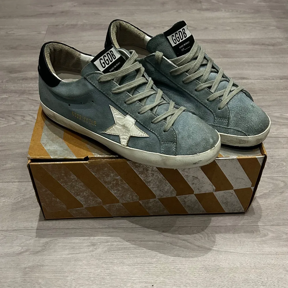 Säljer dessa feta golden goose i en unik colorway🌟8-9/10 skick | storlek 40 | Box medföljer | om du har frågor tveka inte på att höra av dig🙌. Skor.