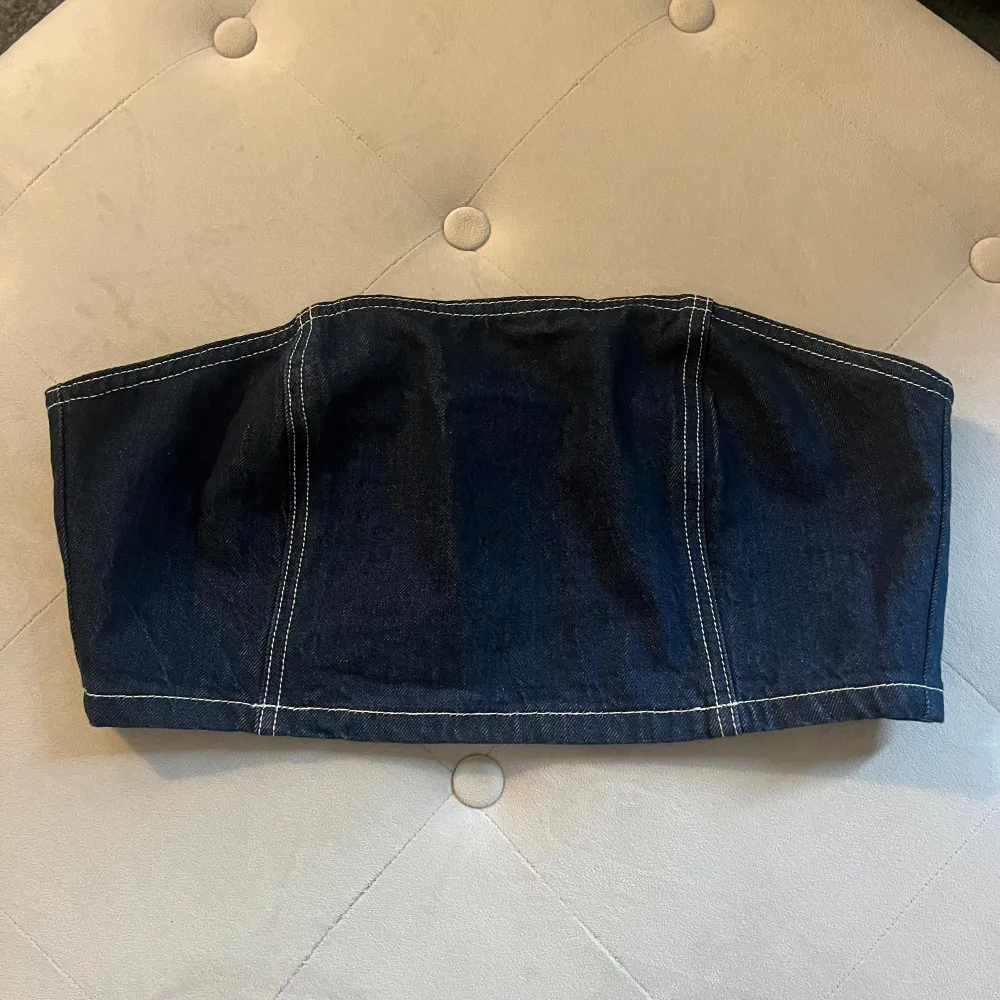 Jeans topp från NAKD som ej säljs längre. Perfekt till utekväll med kavaj ex. . Toppar.