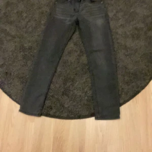 Levis 512 - Bra skick använda men inga skador  köp ett par jeans till få 100 kr rabbat 