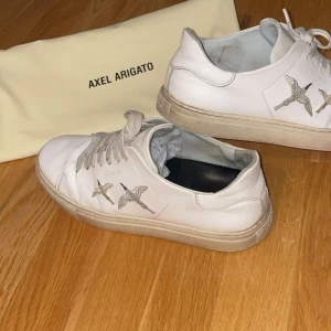 Axel Arigato skor  - Axel Arigato skor, lite slitna, går att köpa nya skosnören som är vita 