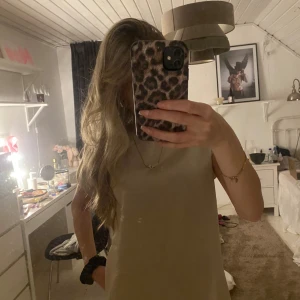 guldig t-shirt  - säljer denna helt oanvända t-shirt! helt ny med prislapp kvar💕