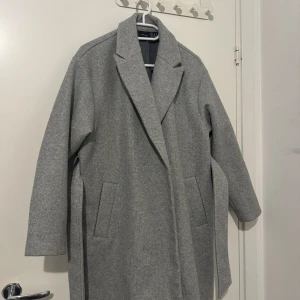 Kappa - Oversizez grå kappa från Vero Moda. Varm och passar bra till hösten. Den är lite kortare än vad den ska vara men inget som förstör modellen. Mycket bra skick. 