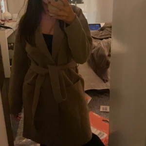 Kappa - Brun/ beige kappa i strl Xs köpt från Nelly men märket är pieces. Bra skick! Passar perfekt nu till hösten och vintern 🤎