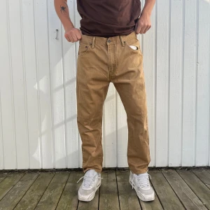 Levi’s jeans 520 - 36/32 - Länk till produkten på hemsidan: https://secondjeanssthlm.com/products/levis-jeans-520-36-32