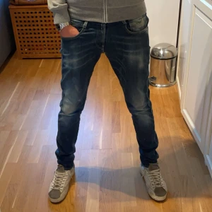 Replay anbass jeans - Tjena, säljer nu mina snygga replay anbass jeans då dom inte kommer till användning. Dom är i storlek W28 L34. Jag är 180 och väger 60 och passar min jättebra. Dom har ett litet slitage precis under dragkedjan. //glöm inte att följa!!!