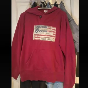Ralph lauren hoodie - Riktigt snygg Röd Ralph lauren hoodie! Kan gå ner i pris vid snabb affär🔥