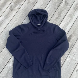 Kashmir hoodie - Kashmir hoodie från J.Lindberg | Mycket bra skick | Sitter som storlek S | Välj gärna post nord, blir enklare för mig🤗🤗
