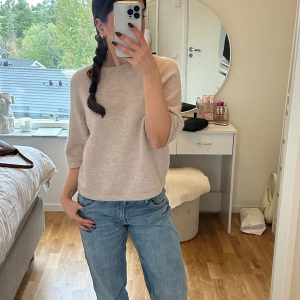 &Other Stories stickad - Trendiga stickade tröjan från &Other Stories i storlek XS och i beige färg. Knappt använd och i nyskick! 