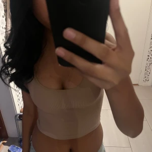 Beige topp - Beige topp som är lite för liten för mig men passar perfekt på passformen 