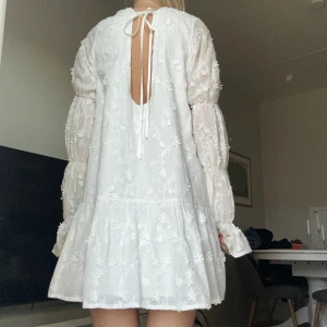 Studentklänning  - Säljer nu en av mina studentklänningar!😊Klänningen är endast använd en gång och är i helt perfekt skick!🥰 Jag är 167cm lång och den är bra i längden på mig.