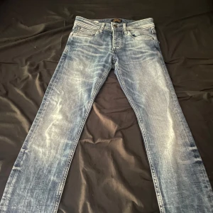 Jeans - Säljer ett par jack & Jones jeans som inte används. Pris går att diskutera vid snabb affär. Strl 27/32 slim Glenn  