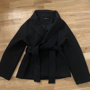 kappa - Svart kort kapp från Gina tricot, använd några gånger   Storlek XS   Skriv för fler bilder eller andra frågor om mått💕