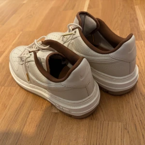 Nike air force 1 luxe pearl white 42,5 - Använda 1-2 gånger, 10/10 skick. Storlek 42,5