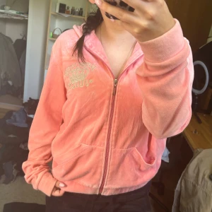 Juicyn huppari - Juicyn korallin värinen huppari💕💕 Koko xxl mutta varmaan lasten kokoa, oon itse xs-s💕