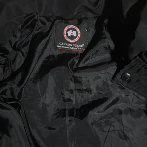 Canada Goose Jacka - Jag säljer min Canada goose jacka eftersom att jag inte använder den längre,  orginalpris 11.999kr (kvittot finns) 