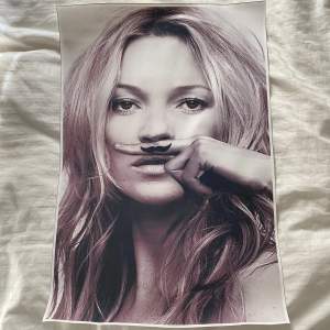 En Kate Moss affisch i nyskick i storlek 40x60💗