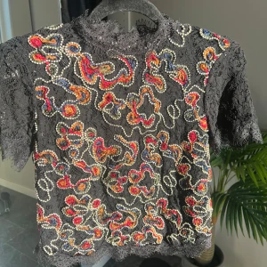 Fin topp - Fin topp med coolt mönster fram. Har dragkjedja bak. Speciell cool topp.