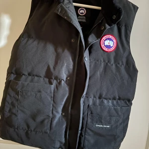 Varm och gosig Canada goose väst - Hej säljer denna väst för jag inte behöver den längre den köptes för ca 5500kr för ett år sedan. Den är i fint skick och håller en varm speciellt nu inför vintern och hösten. Den är i mycket fint skick pris är diskuterbart