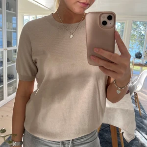 Beige T-shirt  - Beige T-shirt från Lindex, bara använt ett fåtal gånger