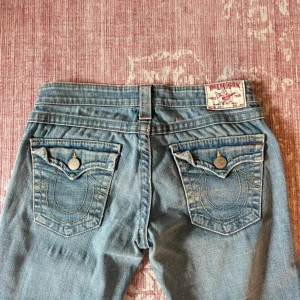 Lågmidjade True religion  jeans - Såå snygga True religion  jeans i storlek 27🫶🏻 Dom är lågmidjade bootcut och säljer för de är för stora. Använd gärna köp nu.💕