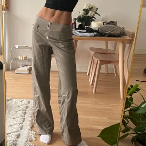 faux leather byxor beige - säljer dessa superfina low waist byxor 