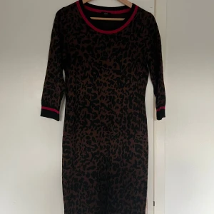 Leopardmönstrad klänning - Leopardmönstrad klänning från Yest🐆🩷 Framsida längd= 90 cm Knappt använd!