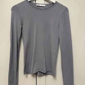 Grå långärmad tröja🩶 - Grå långärmad tröja från zara, storlek S. Passformen är tight. Använd 1 gång. Skriv för fler bilder eller annat 💓