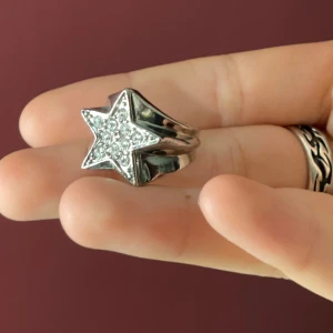 Silverring - -Vacker silverring från dyrberg/kern,  -Använd fåtal gånger dock inga defekter -0,7 cm rakt över  -Priset kan diskuteras 💝