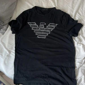 Armani t shirt - Armani tshirt storlek small   Två jätte små hål på nedre delen av tröjan men syns knappt
