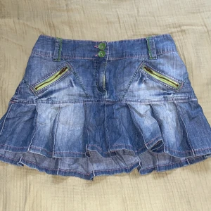 Jeanskjol med gröna detaljer💚 - En super fin jeanskjol med gröna detaljer💚💚 den passar till alla stiler också!❤️ + den är helt oanvänd! 550kr i affär❤️