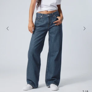 Weekday jeans - Snygga jeans från Weekday!😍Modellen Ample i färgen Safirblå. Lite slitage längst ner vid söm. Nypris 590kr. Sitter som S/M.💗W28L34