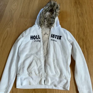 hollister kofta - hollister kofta med päls på luvan❤️ finns en fläck på ryggen, går nog bort