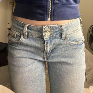 Lågmidjade flared/bootcut jeans - Säljer mina snygga lågmidjade jeans🫶🏻 Lite trasiga längst ner men det är inget man märker