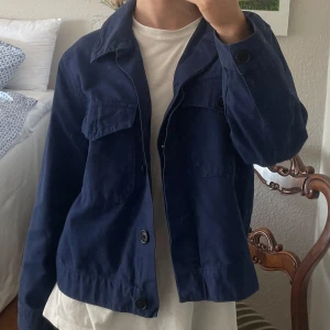 Jeansjacka blå Nudie Jeans Co - Konblå jeansjacka från Nudie Jeans Co, använd fåtal gånger, väldigt bra kvalitet. Storlek XS