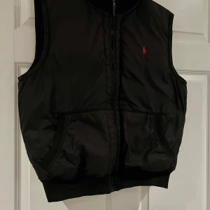 Ralph Laurent väst - Säljer en Ralph lauren väst som knappt är använd den har inga skador eller fläckar och är helt felfri. Perfekt inför vintern väldigt varm och skön att ha på sig. Nypris ca 3000, Skriv vid minsta fråga eller fundering😄pris kan diskuteras.