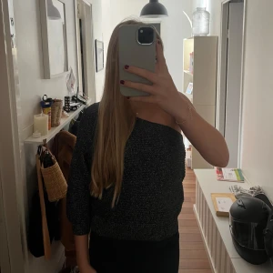 Glittrig fest topp - Glittrig fest topp från mango i storlek m men skulle säga att den är s/m.