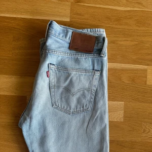 Levis 501, ljus blåa  - Levis Jeans av modellen 501, jeansen  är i toppen skick inte ett täcken på användning! Storlek W30 L32. Tveka inte att höra av dig vid funderingar! 