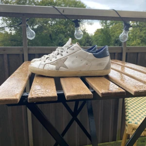 Golden goose skor - Säljer nu mina äkta golden goose skor eftersom att jag har tänkt köpa nya skor. Dem är använda lite som man ser på bilden men modellen ska vara lite smutsig och det är en del av designen. Nypriset ligger nog runt 6000 och mitt pris är 2800. 