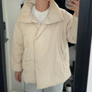 Mango vinterjacka - Säljer min älskade vinterjacka från mango, jackan är i en ljusrosa/beige färg. Storlek L och sittar oversized på mig som vanligtvis har M. Använd en hel del och har lite fläckar på insidan av kragen. Skriv för fler bilder eller frågor! 