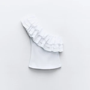 Volang topp zara  - Säljer denna helt nya volang toppen, aldrig använda, i helt nyskick 