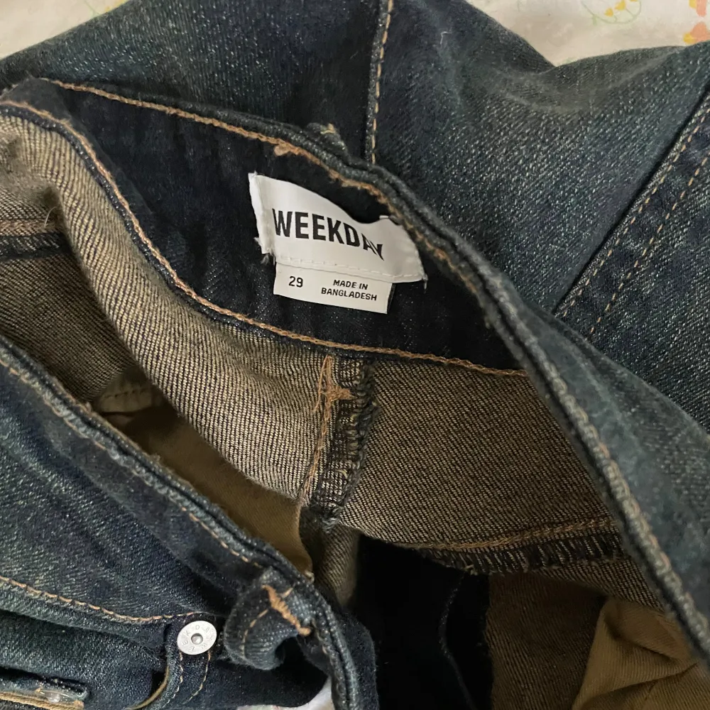 Lågmidjade bootcut jeans från weekday! Aldrig andvända🥰. Jeans & Byxor.