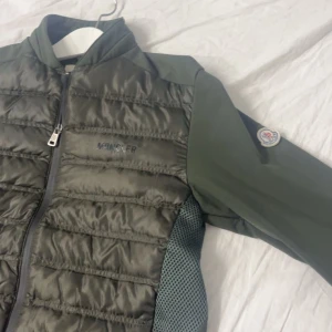 Moncler cardigan - En jacka i bra skick förutom att de finns en flöck på högra handen men de inget man tänker mycket på möts bara i Norrköping fraktar inte tar även emot byten 