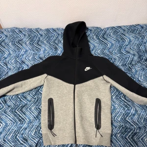 Nike tracksuit - S på tröjan  M på byxor Nyskick