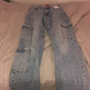 Blå jeans  - Blå jeans byxor med fickor fram back och på sidorna är i bra skick och är jätte sköna 👖
