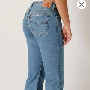 Säljer dessa helt nya Levis jeansen som är Lågmidjade då dom tyvärr inte passade mig, pris kan diskuteras 