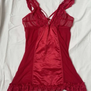 Röd spets lingerie klänning - En super snygg kort klänning som även går att använda som en topp.  Annonsen är uppladdad både på vinted och plick, först till kvarn gäller! Priset är diskuterbart