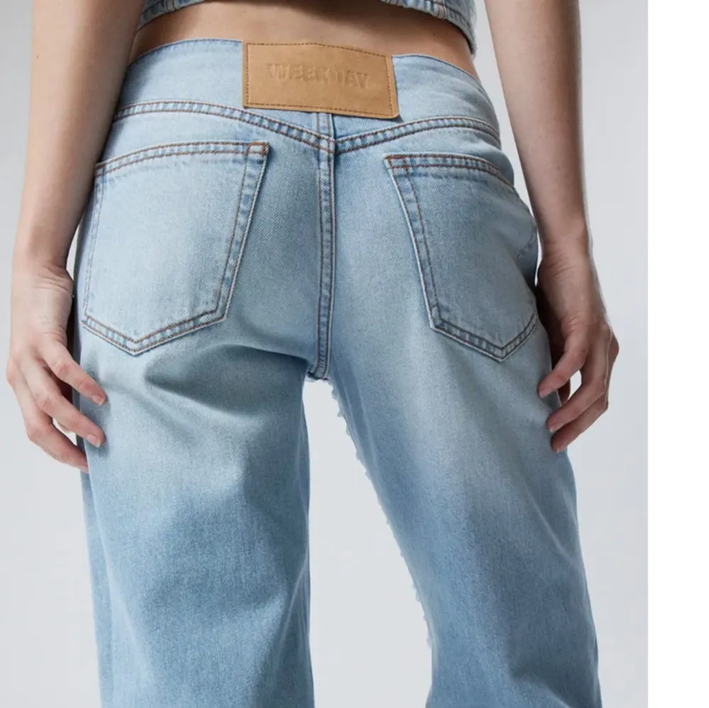 Weekday jeans med mesh, skriv privat för egna bilder. Säljer då de aldrig kommer till användning INNERBENSLÄNGD: 80 cm  MIDJEMÅTT: 38 cm . Jeans & Byxor.