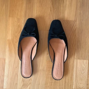 Ballerina flats  - Ballerina flats från märket Kazar Studio. Använda endast två gånger då de inte faller mig i smaken. Så de är som nyskick! Storlek 40, men passar 39 med. 